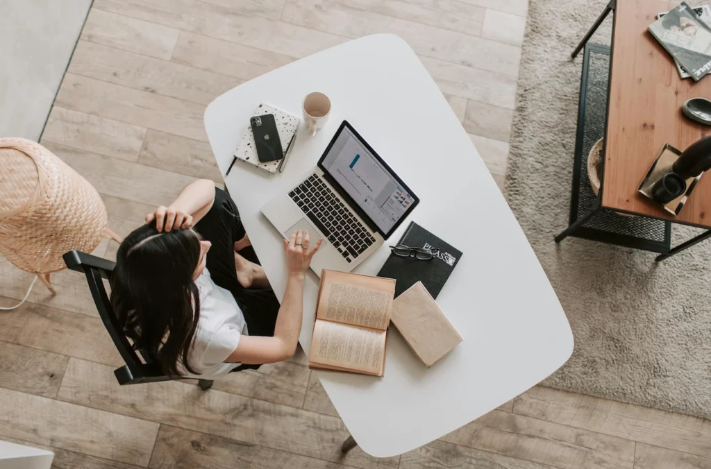 Femme multitache et surcharge au travail