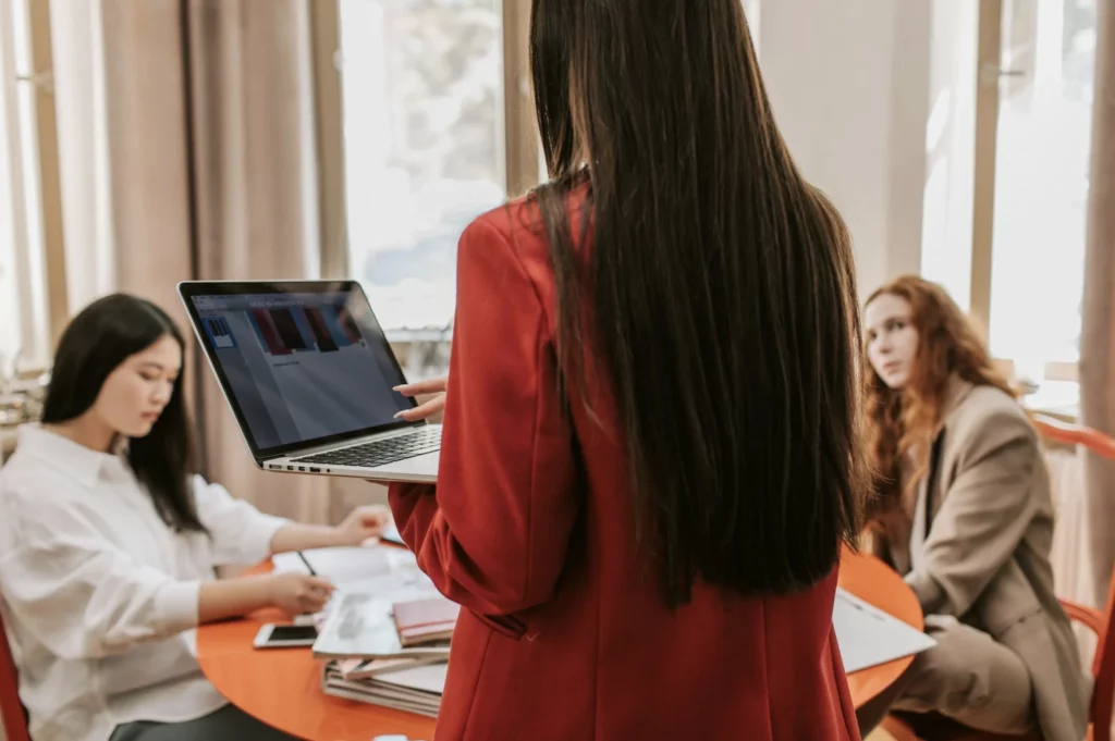 Devenir un bon leadership féminin en s'inspirant des hommes